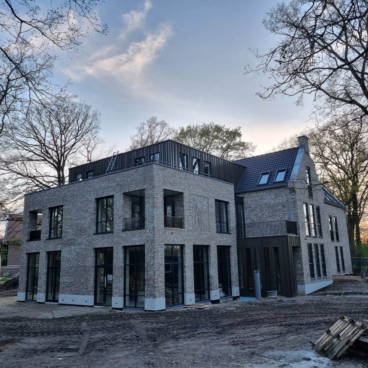 Nieuwbouw van Aannemersbedrijf A. Fekken B.V. bij schemer