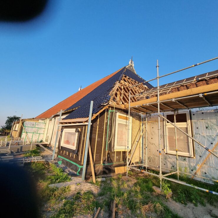 Ervaren vakman aan het werk op de bouwplaats